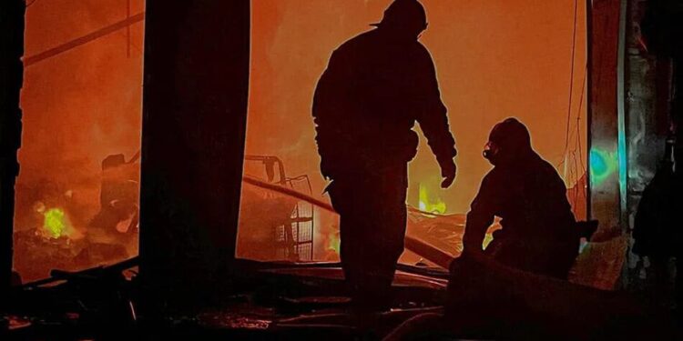 росіяни вранці атакували склади у Броварах, є загиблий та поранені