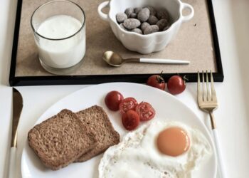 Які продукти знижують холестерин, а які можуть його підвищувати