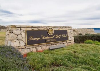 Біля гольф-клубу Трампа затримали озброєного чоловіка напередодні візиту президента