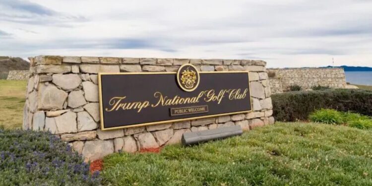 Біля гольф-клубу Трампа затримали озброєного чоловіка напередодні візиту президента