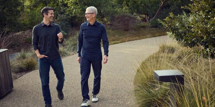 Тім Кук залишає посаду CEO Apple: що змінилося за 15 років і хто його замінить