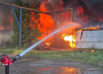 На заводі "Іскра" у Львові загорівся склад з аерозольними балончиками, загинули двоє