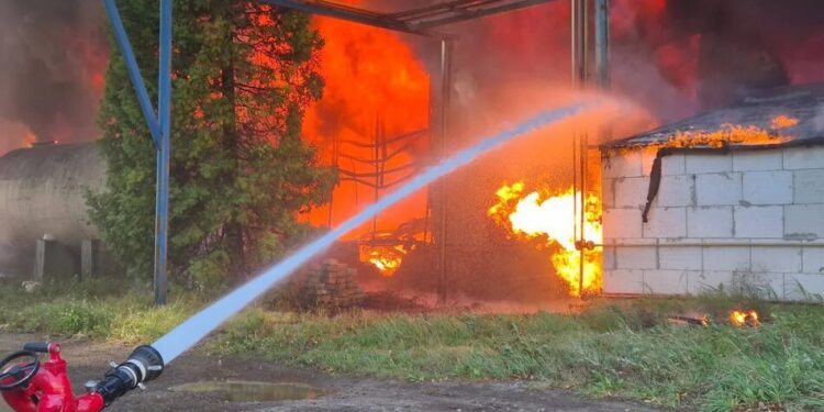 На заводі "Іскра" у Львові загорівся склад з аерозольними балончиками, загинули двоє