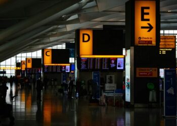 В аеропорту Гітроу попередили про перебої в роботі через підтоплення