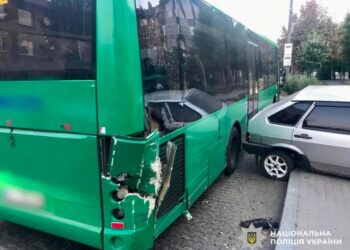 Під Києвом водій на легковику врізався в бордюр, маршрутку і наїхав на жінку на зупинці