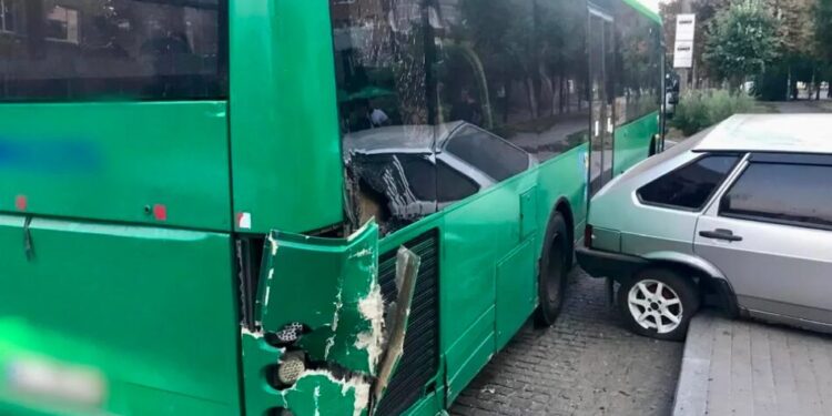 Під Києвом водій на легковику врізався в бордюр, маршрутку і наїхав на жінку на зупинці