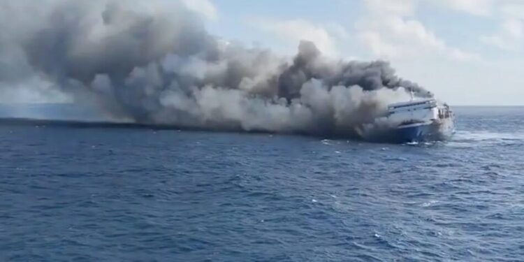 Біля берегів Яви пожежа охопила індонезійський пасажирський пором: щонайменше 5 людей загинули, десятки зникли безвісти