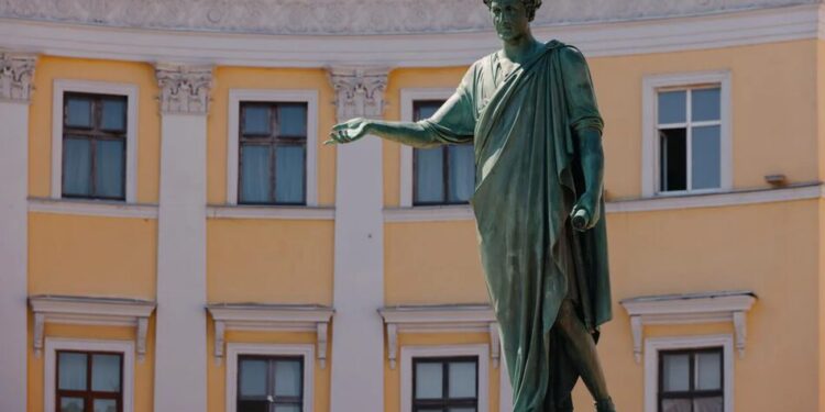 Значних пошкоджень не виявили – в Одесі обстежили пам’ятник Дюку де Рішельє після зняття захисту