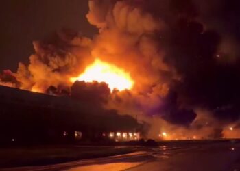 У санкт-петербурзі спалахнула масштабна пожежа на складському комплексі