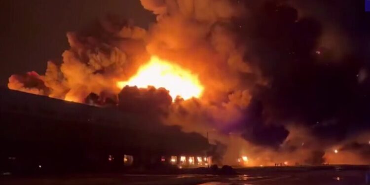 У санкт-петербурзі спалахнула масштабна пожежа на складському комплексі