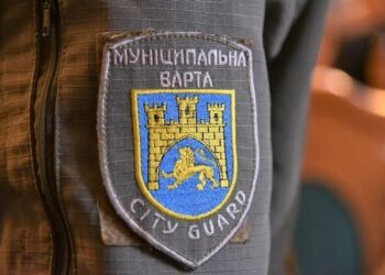 У Львові п'яний чоловік перекидав столи на "Вернісажі", а потім напав з палкою на працівника Муніципальної варти
