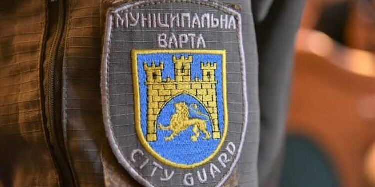 У Львові п'яний чоловік перекидав столи на "Вернісажі", а потім напав з палкою на працівника Муніципальної варти