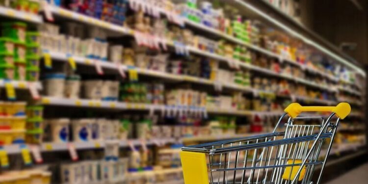 АТБ вводить ліміти, а "Сільпо" — ні: що відбувається з продажем продуктів в Україні