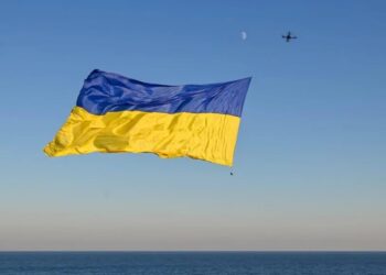 Величезний прапор України замайорів над Чорним морем: полотно розміром 12 на 6 метрів розгорнув дрон