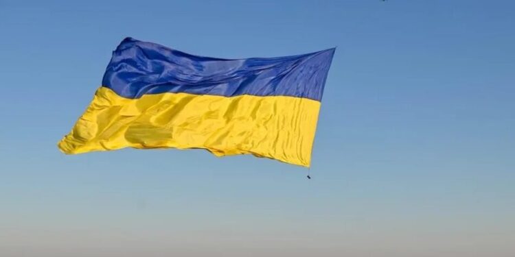 Величезний прапор України замайорів над Чорним морем: полотно розміром 12 на 6 метрів розгорнув дрон
