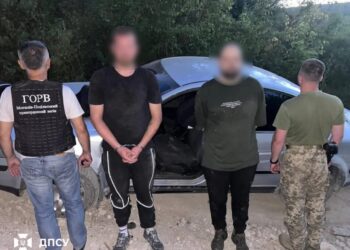Під час спроби прориву через кордон двоє чоловіків напали на прикордонника