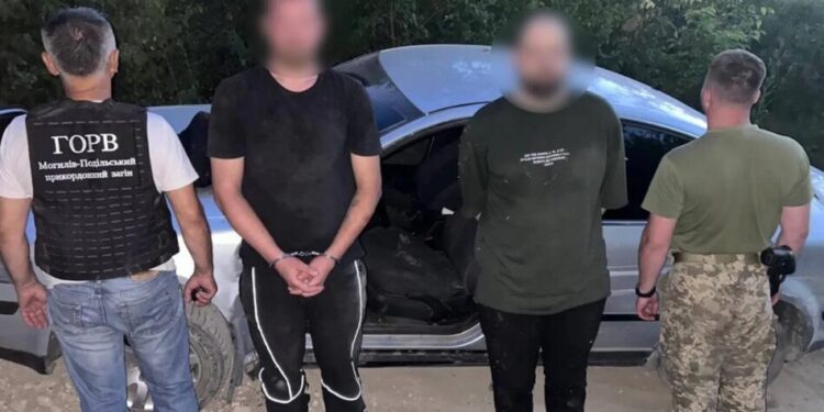Під час спроби прориву через кордон двоє чоловіків напали на прикордонника