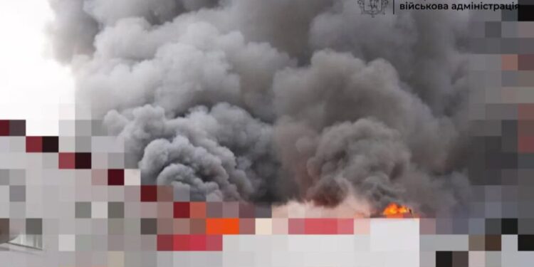 росія атакувала підприємство в Запоріжжі, спалахнула пожежа