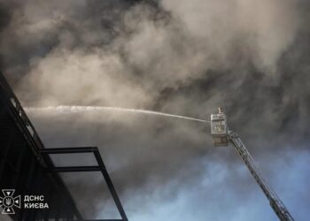 Ворог знову атакував столицю: відомого про одного загиблого, через пожежу стан повітря погіршився