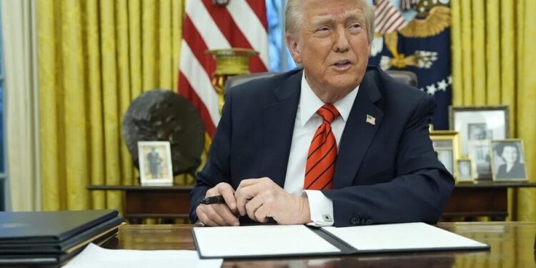 На Трампа подали до суду через платний доступ до його постів