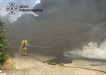 На Рівненщині сталася пожежа на підприємстві, радять закривати вікна