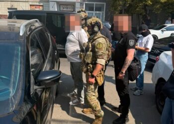 На Сумщині викрили двох податківців, які вимагали хабар у підприємця за "лояльність" під час перевірки – Генпрокурор