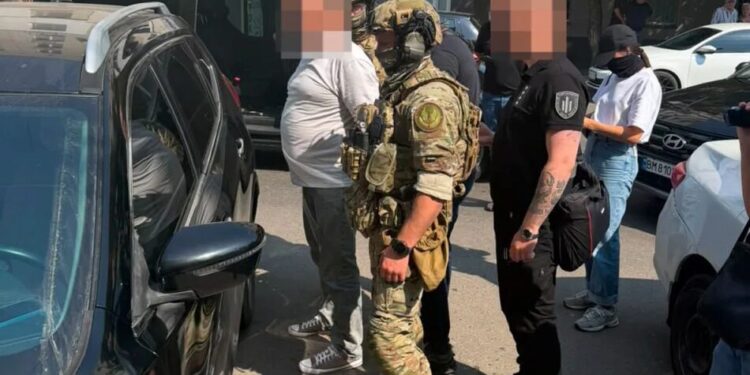 На Сумщині викрили двох податківців, які вимагали хабар у підприємця за "лояльність" під час перевірки – Генпрокурор