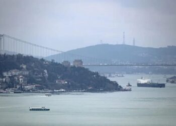 Туреччина відновила пропуск суден через протоки до Чорного моря – Bloomberg