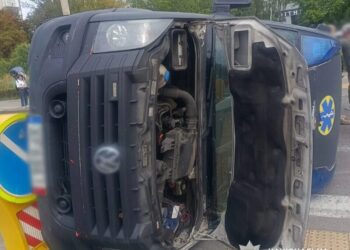 У Києві Volkswagen із маячками проїхав на "червоний" і потрапив у ДТП, постраждали 8 людей