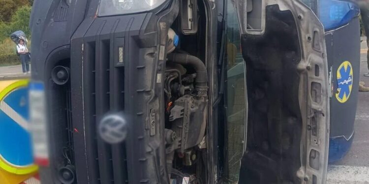 У Києві Volkswagen із маячками проїхав на "червоний" і потрапив у ДТП, постраждали 8 людей