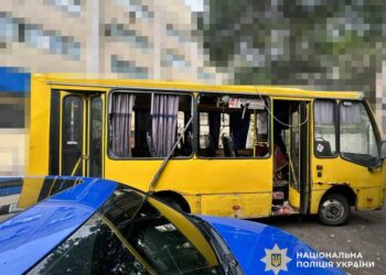 "Поки партнери вагаються щодо постачань, росіяни давно перейшли межу вседозволеності" – Зеленський показав наслідки удару рф по маршрутці в Херсоні