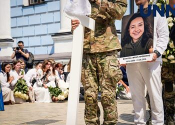 Білі квіти, вишиванки та прапори: у Києві попрощалися із 20-річною медикинею, яка загинула, рятуючи людей, під час атаки зс рф