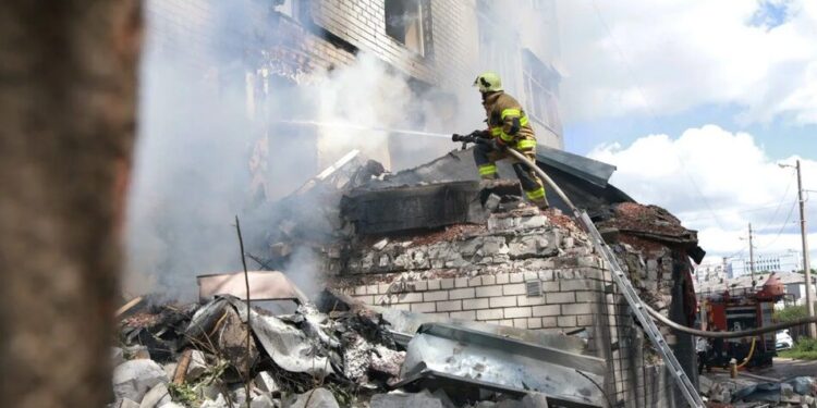 Кількість постраждалих через удар рф по будинку в Чернігові зросла до 17