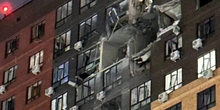 У ростові-на-дону після масованої атаки дронів спалахнула велика пожежа, пошкоджені багатоповерхівки