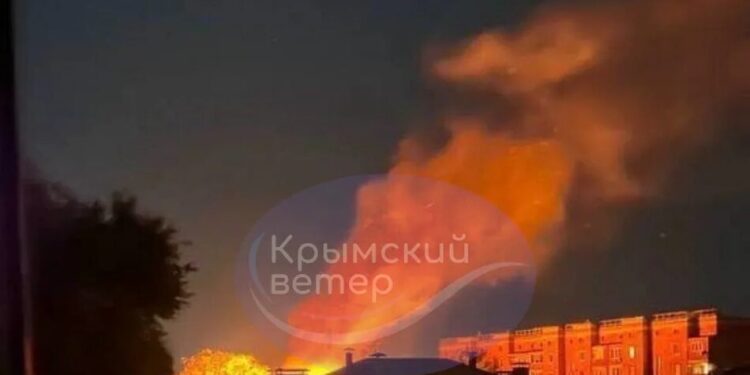У Криму вночі лунали вибухи, у Керчі сталися пожежі
