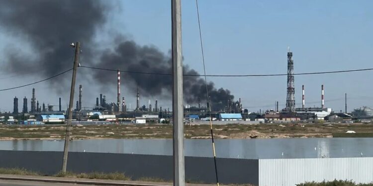 Пожежа сталася на одному з найбільших НПЗ у Казахстані