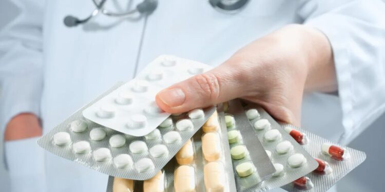 Викрито схему постачання ліків для реанімації зі збитками на 80 млн грн: проведено низку обшуків, оголошено чотири підозри