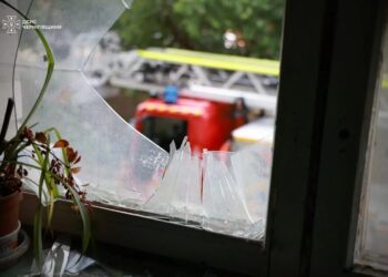 Удар російського дрона по будинку в Чернігові: уже 20 постраждалих