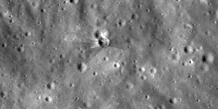NASA показала кратер на Місяці після падіння уламка ракети SpaceX