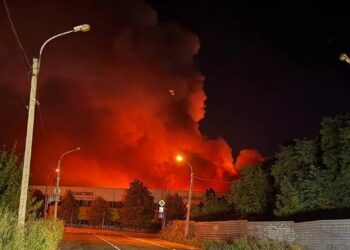 "Ймовірно вже не зможуть загасити": у Донецьку після атаки дронів спалахнув ТЦ "Галактика"