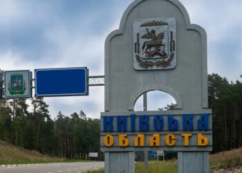 Атака рф дронами на Київщині: у Броварському районі поранено чоловіка, пожежа на складах