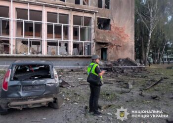 росіяни атакували центр Мени на Чернігівщині, поранено 12 людей, серед них 4 діти