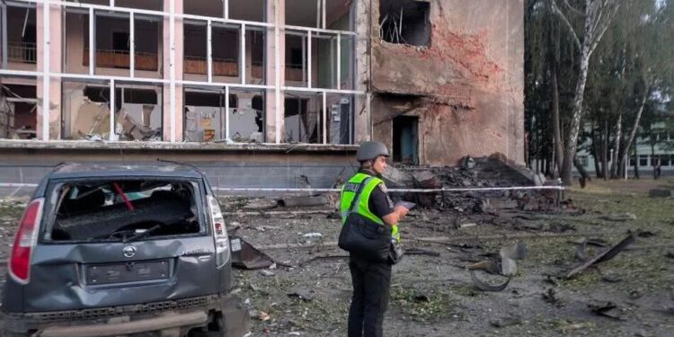 росіяни атакували центр Мени на Чернігівщині, поранено 12 людей, серед них 4 діти