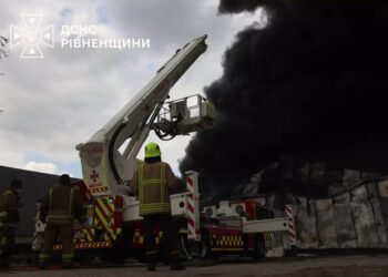 На Рівненщині ліквідували пожежу на підприємстві з виробництва пінопласту: що кажуть про забруднення повітря