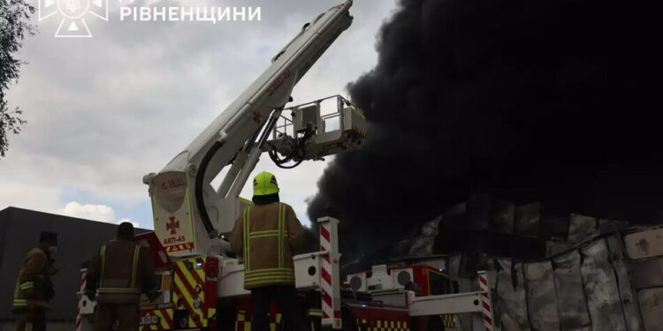 На Рівненщині ліквідували пожежу на підприємстві з виробництва пінопласту: що кажуть про забруднення повітря
