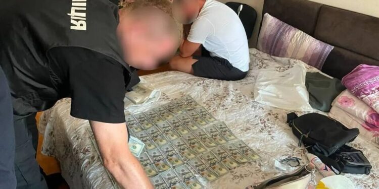 Допомагали військовим у дезертирстві за 2-8 тисяч доларів – правоохоронці викрили групу злочинців