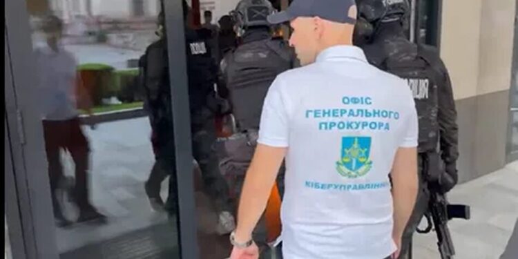 Правоохоронці зупинили діяльність ще майже сотні шахрайських “офісів”