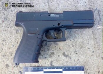 У Києві чоловік влаштував стрілянину у дворі житлових будинків