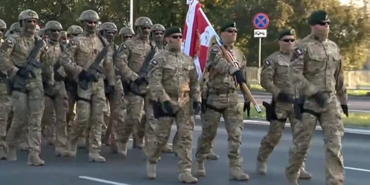 Польща провела найбільший військовий парад в історії, а влада закликала бути готовими до війни