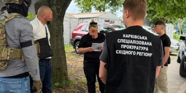 Вимагав 10 тисяч доларів США за неповернення військового на службу – на Харківщині затримали майора ВСП